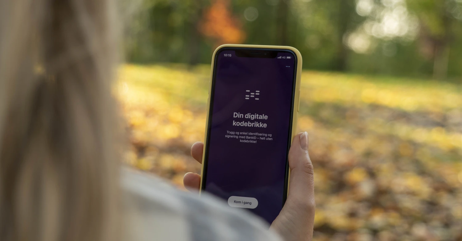 Person looking at a phone with BankID